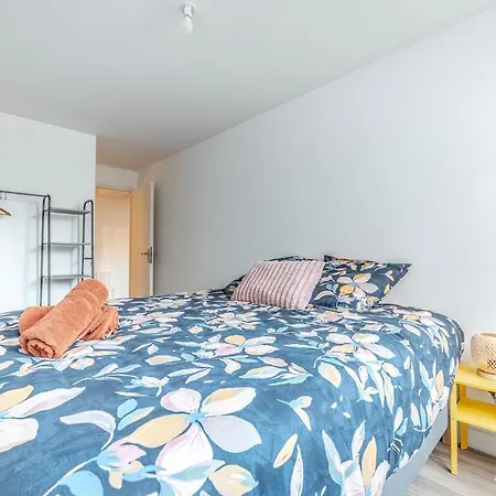 Serenity House, Parking, Near Metro 7 *